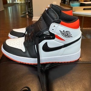 AIR JORDAN 1 RETRO HIGH OG GS
"Electro Orange" Men size 7